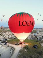 Loewe dédie une montgolfière à son sac viral