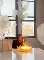 Marc Jacobs, roi de la provocation, met le feu à son gâteau d’anniversaire.