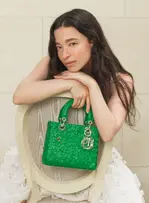 Le sac Lady Dior s'offre une campagne anniversaire stratégique