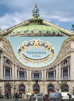 Tiffany & Co. transforme les façades de l’Opéra Garnier.