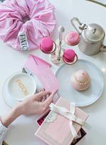 Ladurée imagine un coffret gourmand avec la maison de mode Patou