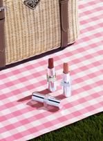 Glaces, charms et make-up : Prada Beauty installe son concept de picnic à Paris