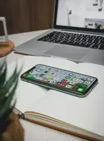 27% des acheteurs britanniques achètent des produits de luxe via les réseaux sociaux et les influenceurs