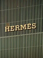 Sandales Oran : Hermès monte au créneau face à la contrefaçon