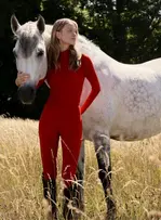 Stella McCartney cosigne une collection équestre éco-responsable pour cavaliers et chevaux