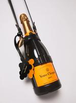 Stella McCartney développe avec Veuve Clicquot une nouvelle matière issue des déchets de l'industrie vinicole.