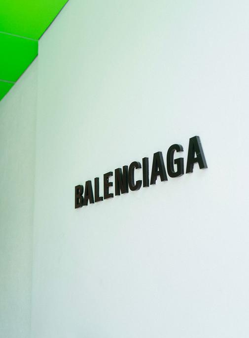 Balenciaga lance son Balenciaga Client Journey avec l'Institut Français de la Mode.