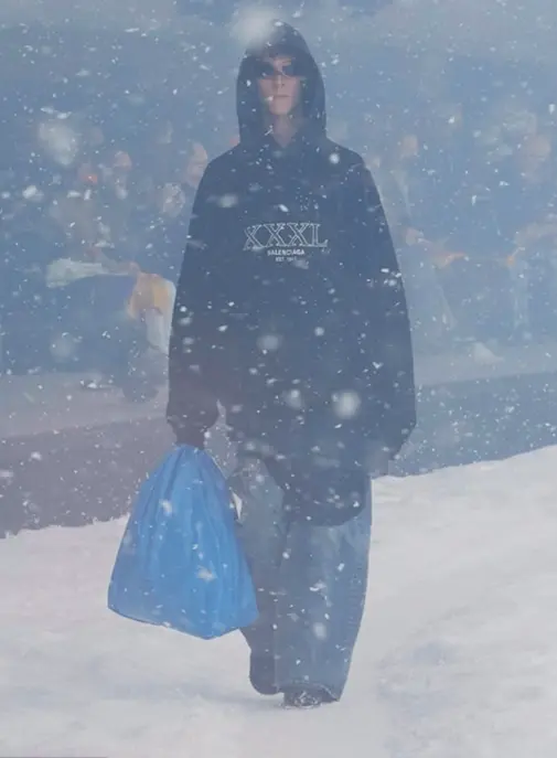 Ukraine : la tribune de Demna Gvasalia pour Balenciaga.