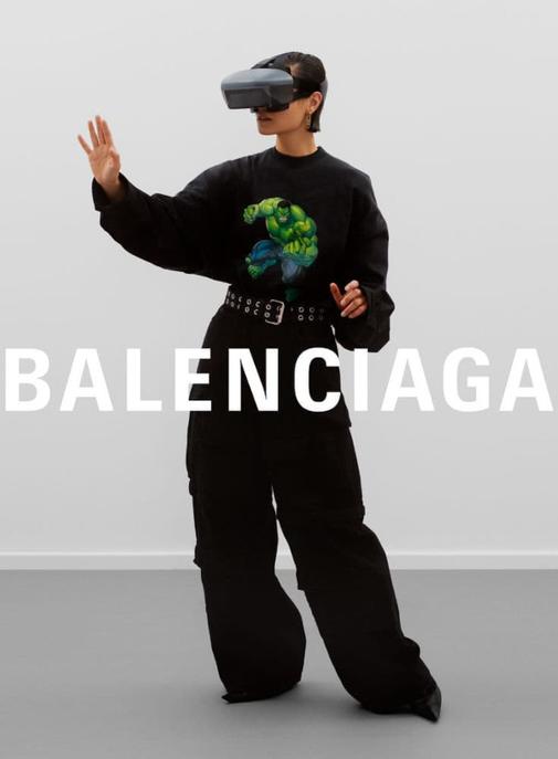 À la rencontre de l'ironie anti-digitale de Balenciaga.