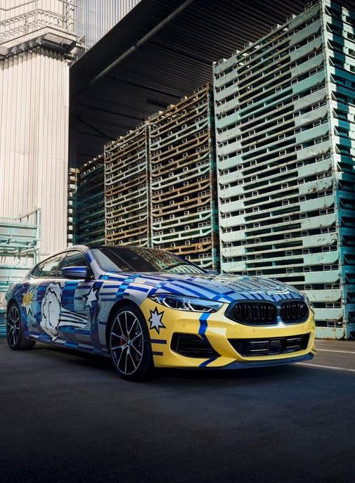 BMW et Jeff Koons présentent une voiture à l'univers pop.