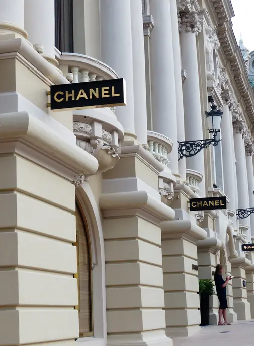 Chanel devient la marque française la plus valorisée en Europe, surpassant Louis Vuitton