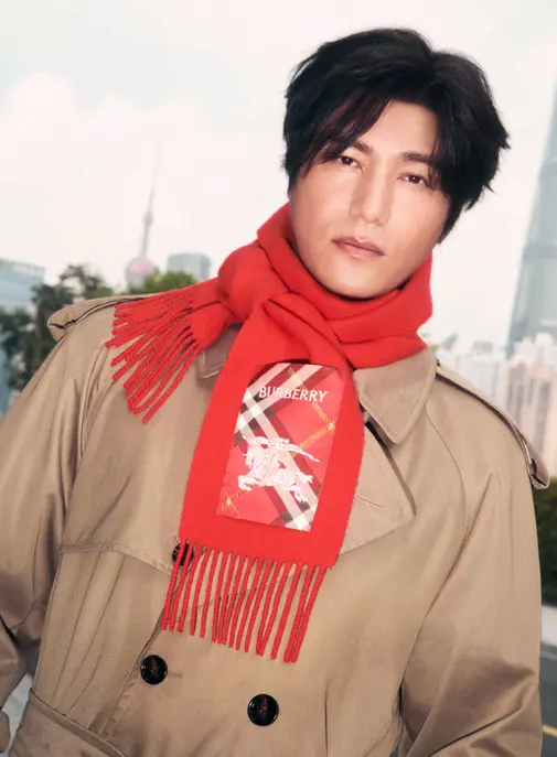 Burberry célèbre l'Année du Cheval et renforce son storytelling patrimonial