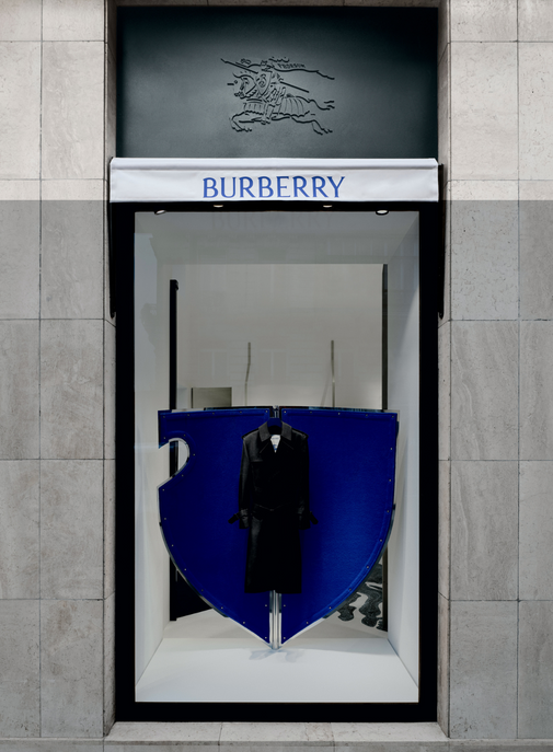 Burberry ouvre une nouvelle boutique sur l’Avenue Montaigne.