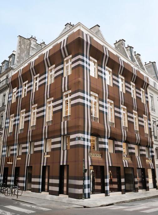 Burberry dévoile sa nouvelle boutique parisienne.