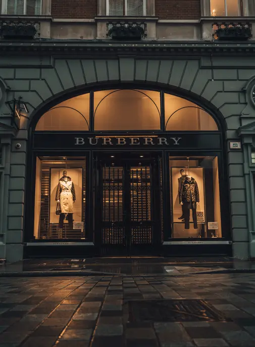 Burberry renforce sa position dans la culture et l'éducation.