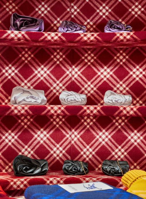 Burberry dévoile un pop-up immersif aux Galeries Lafayette Haussmann.