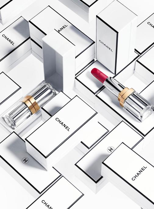 Chanel lance son premier rouge à lèvres rechargeable en verre.