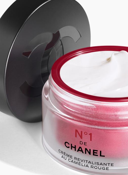 Chanel inaugure un packaging durable à base de coques de graines de camélia.