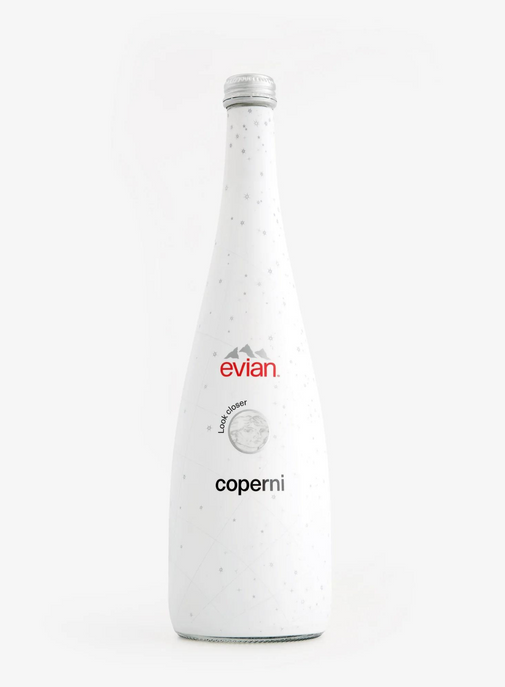 Coperni collabore avec Evian.