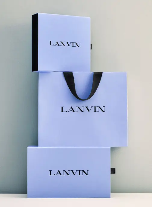 Nouvelle teinte, nouvelle stratégie : Lanvin fait évoluer son bleu signature