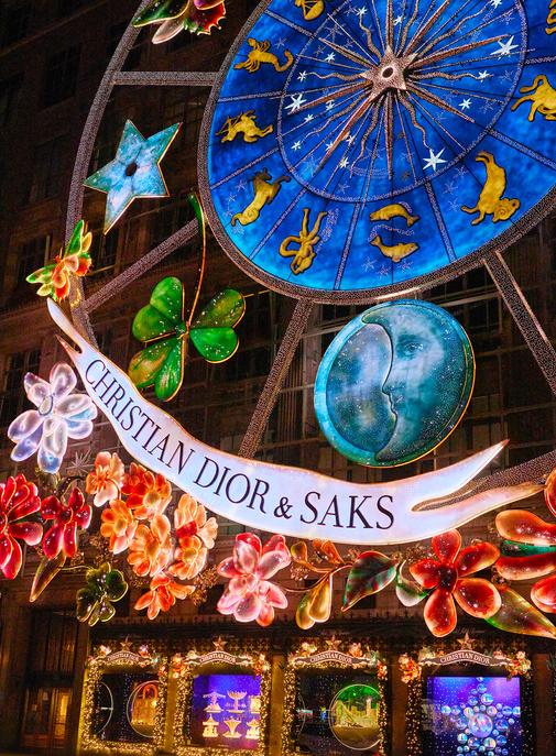 Dior donne vie à son Carrousel des Rêves chez Saks.