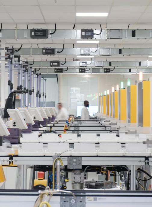 EssilorLuxottica inaugure une usine de pointe en France pour renforcer sa production