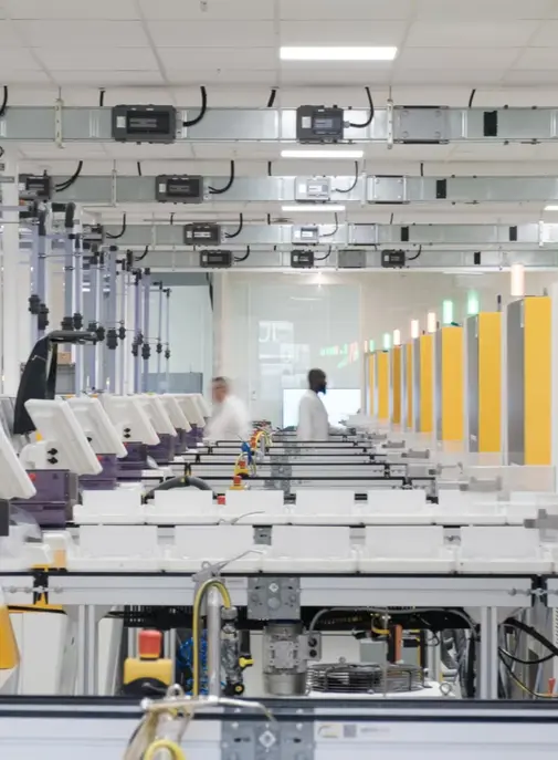 EssilorLuxottica inaugure une usine de pointe en France pour renforcer sa production