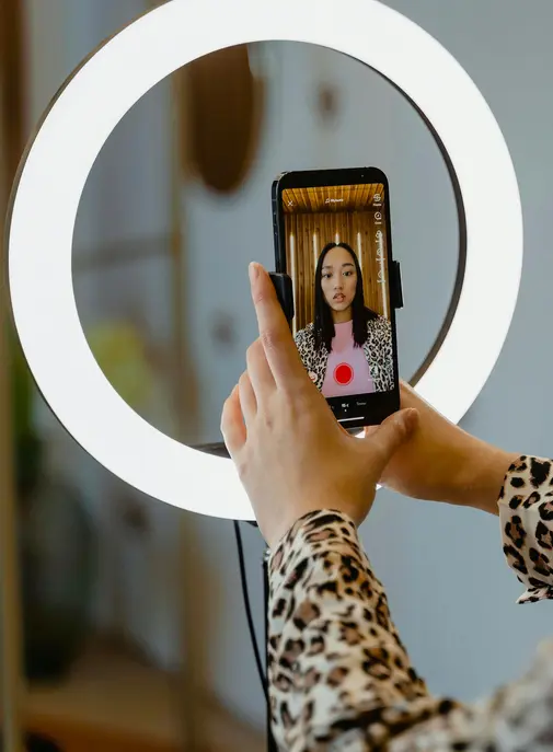 Étude : Les influenceurs montent en puissance dans la valorisation des marques de beauté luxe et prestige