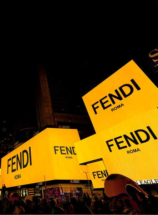 La maison Fendi illumine Times Square.