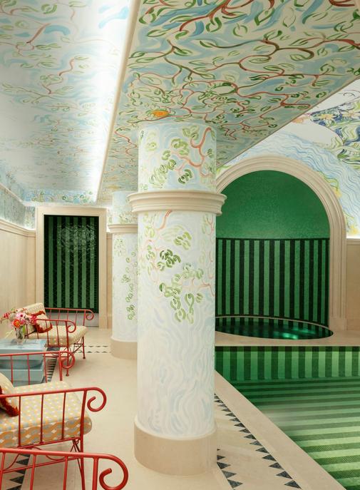 Hôtels de luxe : dix piscines d'exception où plonger cet été à Paris