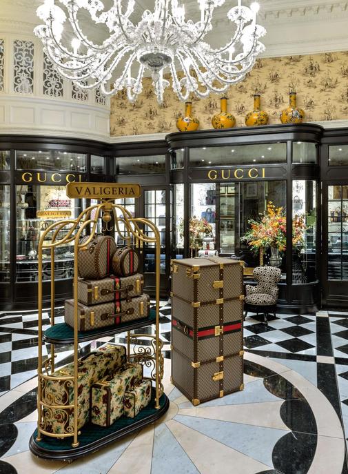 Gucci ouvre un pop-up dans l'hôtel Savoy.