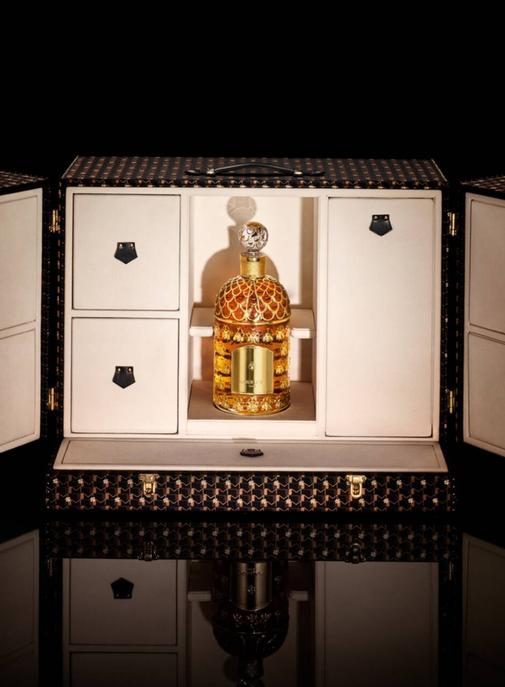 Guerlain imagine avec Moynat une malle unique pour son parfum sur-mesure.