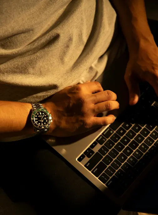 Comment les hommes vendent et achètent sur le marché de la seconde main de luxe ?