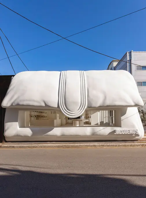 Jacquemus dévoile un pop up en forme de sac géant.