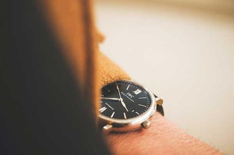 IWC s’associe au Chatbot retail de Facebook Messenger.