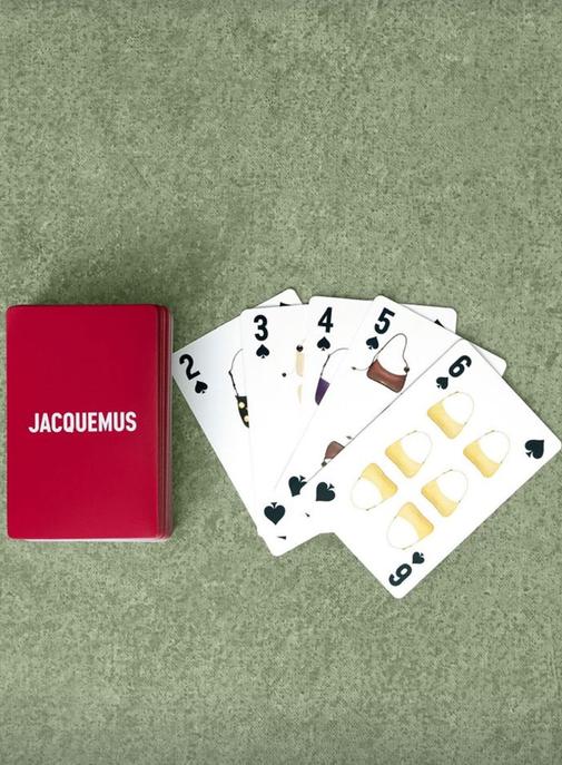 Boules pour sapin et cartes à jouer, Jacquemus dévoile une capsule surprise pour Noël.