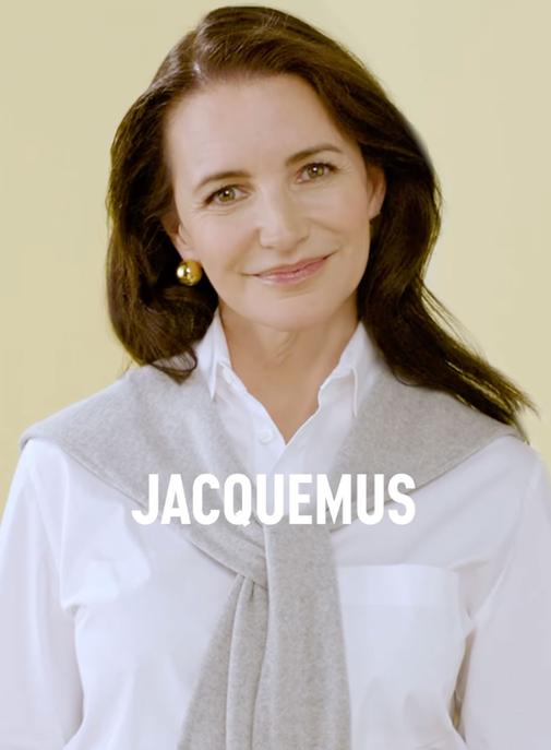 Jacquemus recrute Kristin Davis (Sex and the City) pour l'invitation à son prochain défilé.