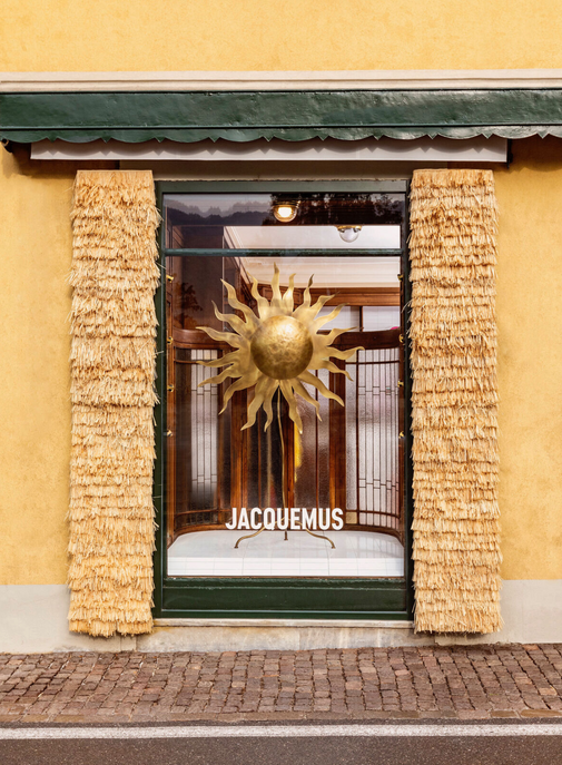 Pourquoi Jacquemus est-il notre roi soleil retail ?