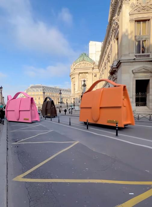 Jacquemus fait défiler ses sacs géants dans Paris.