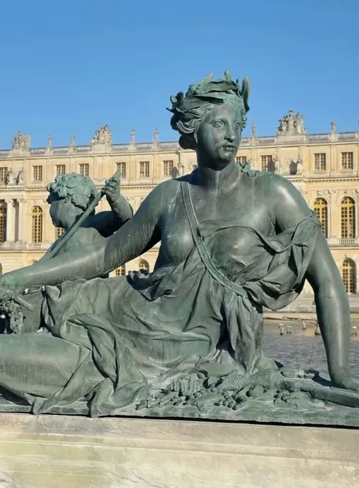 Jacquemus renouvelle son mécénat à Versailles