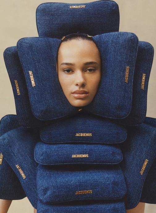 Jacquemus détourne sa dernière collection printemps-été en objets d’art.