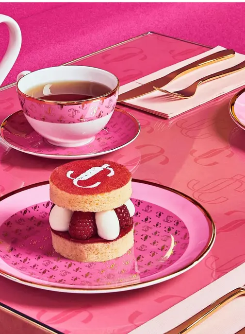 Jimmy Choo dévoile un café chez Harrods.