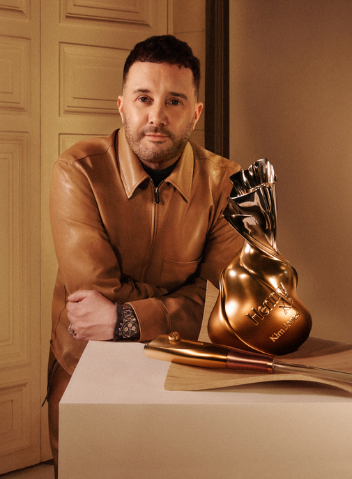 Hennessy révèle sa collaboration avec le créateur Kim Jones.