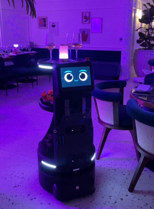 Le Kimpton St Honoré Paris intègre le robot hybride Bryan à ses équipes de restauration.