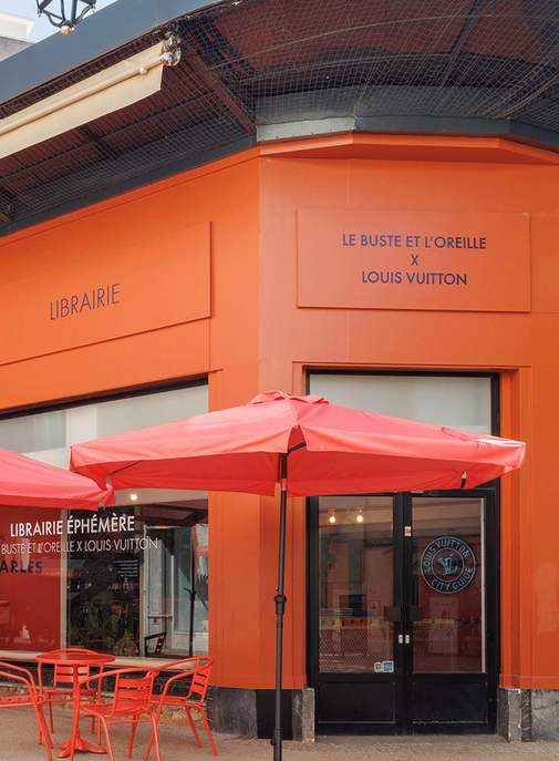 Louis Vuitton présente sa librairie éphémère à Arles.
