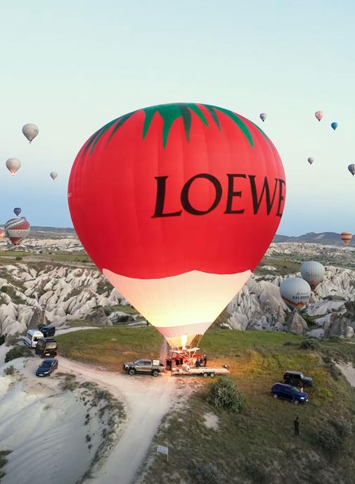Loewe dédie une montgolfière à son sac viral