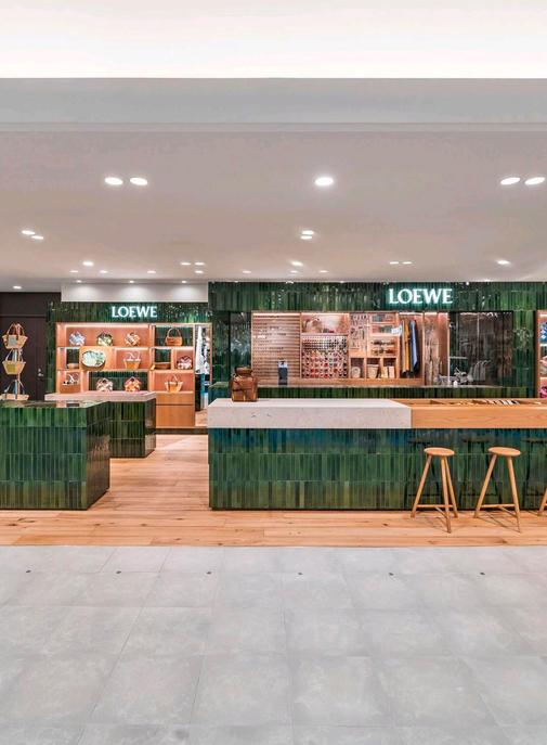 Loewe ouvre sa première boutique dédiée à la réparation de ses pièces en cuir.