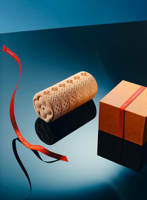 Bûche signature et sapin en chocolat : le Noël 2023 de Louis Vuitton.