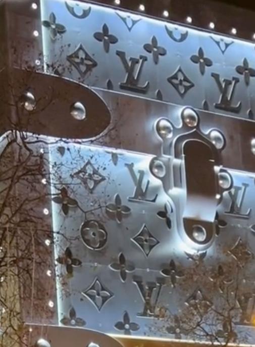Les Ecologistes demandent le retrait de la malle géante Louis Vuitton sur les Champs-Elysées.