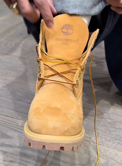 Pharrell Williams tease une collaboration entre Louis Vuitton et Timberland.